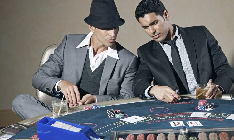 ¿Cuál es la importancia del farol en el póker?